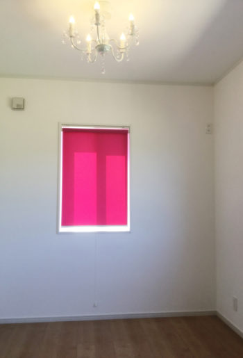シャンデリア×鮮やかなピンクのロールカーテン。甘すぎず凜とした部屋に・・・。