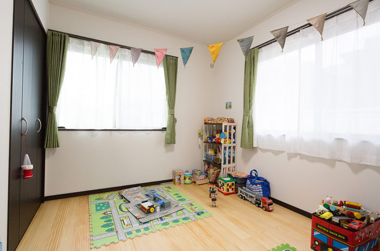 ガーランドが楽しそうな子ども部屋。