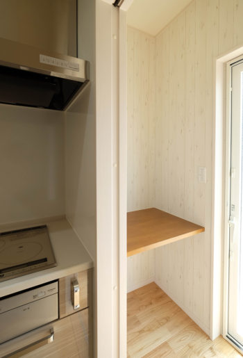 キッチン横にミニマムな家事室。
作り付けのカウンターでミシンをしたり、PCをしたり。
ちょっとした作業に、便利で嬉しいスペースです。
