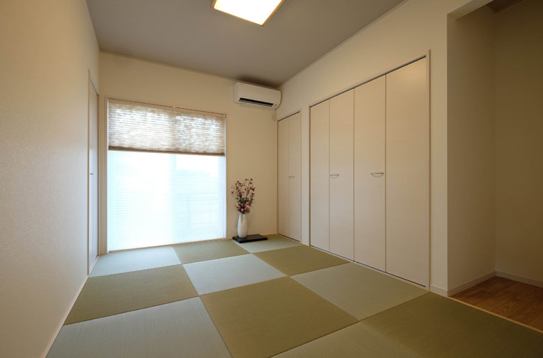 リビングと隣接する和室は、現代的なしつらいでありながらも、しっかりと和を感じられる落ち着きのある空間に。