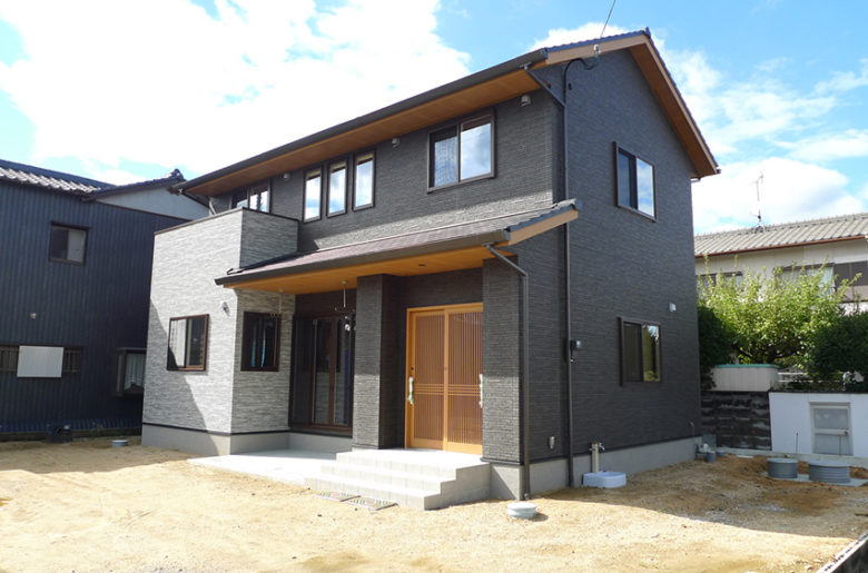 重厚感のある深い軒と凛とした存在感が印象的な和風住宅。
無垢の木材・漆喰など材料の安全性や質感にこだわりました。