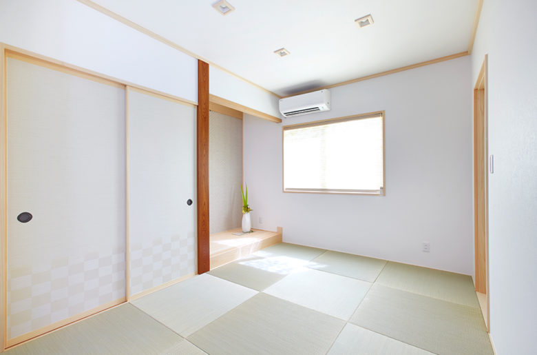 白壁のモダンな和室。
リビングからの入口はサッシの引き戸で、テイストを合わせています。五月飾りを置けるように床の間は広めに。