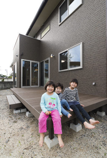 ダイニングとリビングから出入りできる広いウッドデッキ。南側で日当たりがよくお子様の大好きな遊び場。お友達家族とBBQをするのが今から楽しみ!
