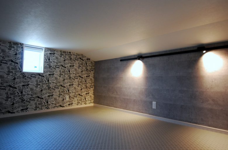 小屋裏を利用しての特別な空間。モルタル柄×個性的なデザインのクロスをあわせて。
