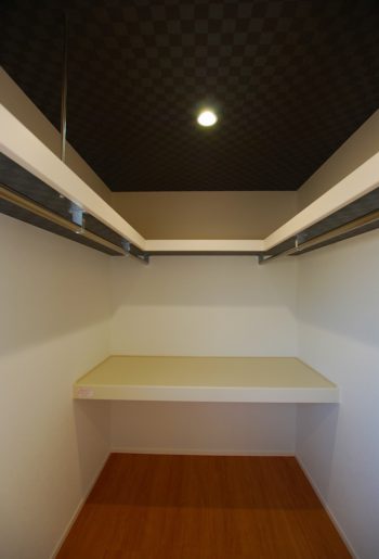 WICは余裕の収納量。天井の落ち着いた色のアクセントクロスはご主人のこだわり。