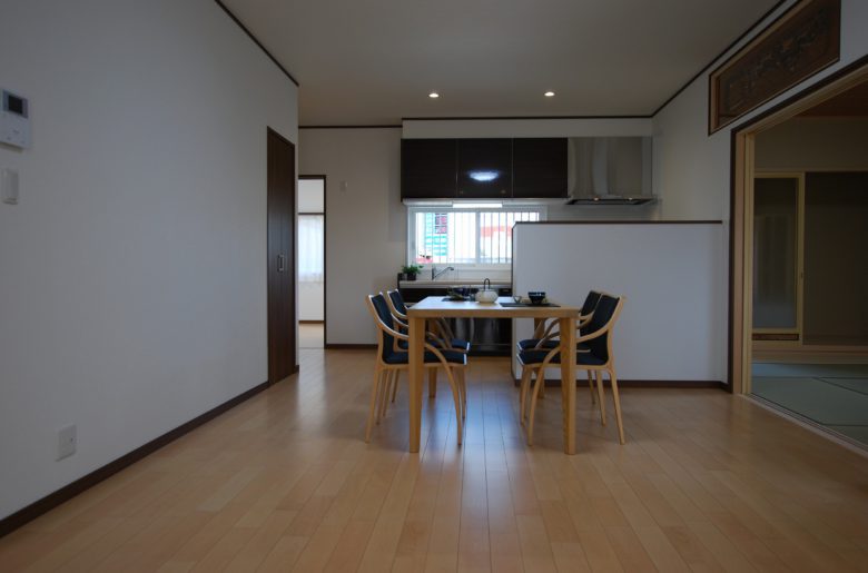 ご両親様のお部屋は明るい色味の床でまた違った印象に。床暖完備で寒い冬も暖かく。隣接する和室と繋がっており、上部には既築の欄間をあしらっている。