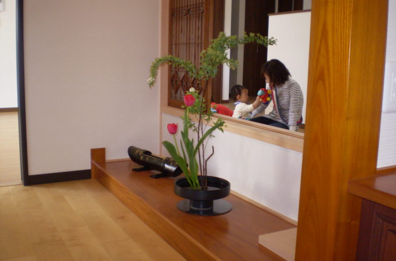 玄関を開けると、来訪者を迎える床の間が目に飛び込んでくる。組子障子は既築から移設。これからも共に歴史を刻む。