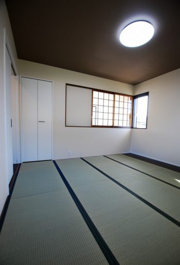 2階の寝室。あえてフローリングではなくタタミをチョイス。
趣のある造作建具で粋な和室を演出。