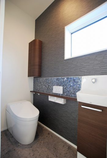 モザイクタイルを施した壁が上質のトイレ空間を創り上げる。