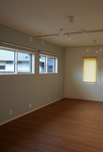 パステルトーンでやさしくまとめられた子ども部屋。シーリングライトのモチーフもまあるくかわいいテイスト。