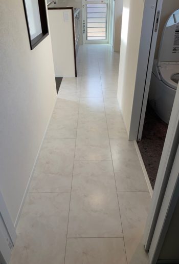 キッチンから洗面所、トイレ、お風呂へと続く床には水にも強いサニタリーフロアを使用。水回り動線も抜群!