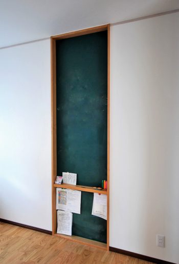 マグネットペイントと黒板塗料を重ねて。チョークで書けて、磁石でもくっつくコミュニケーションウォールの完成!中段にはチョークも置ける棚を設けて。