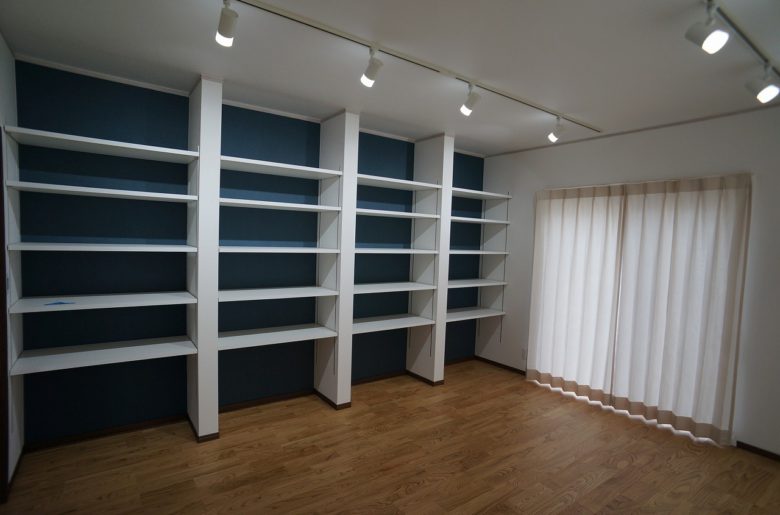 壁一面に設けられた棚板が圧巻の特別室。多才な奥様の作品展示スペースでもあり、大容量の収納スペースとしても大活躍。