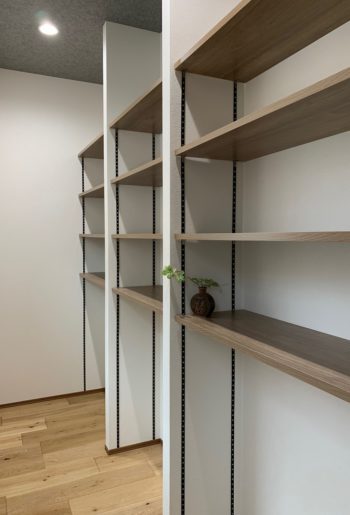 大人2人が余裕で動ける広さが魅力のキッチン裏の収納場所。高さのあるものから小さなものまで、容量は十分。