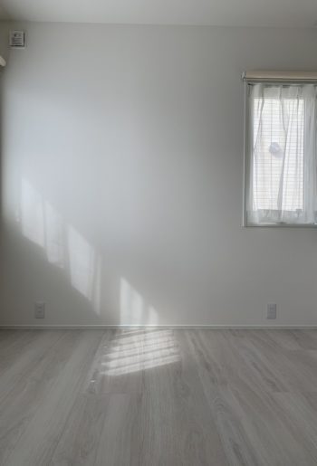 ホワイトカラー基調の子ども部屋。やさしい光が降り注ぐ。カーテンもスッキリとやわらかく。