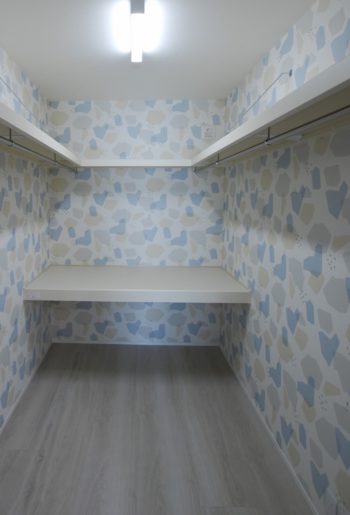 3帖のWICに、家族分をまとめて収納。お気に入りのクロスを大胆に使えば、ワクワクする空間に。