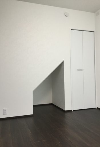 大切な愛犬のためのスペースを階段下に確保!ここにすっぽりとワンちゃんが納まる姿を想うとほほえましい^^