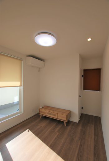 部屋でそれぞれが時間を過ごすのもアリだけど、就寝前、家族でちょっとした時間を共有するスペースがあるのも素敵。家族の温度が感じられるファミリースペース。