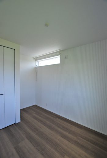 高所から自然の採光を。奥行きや高さを感じる部屋に仕上がる。